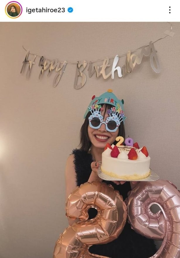 【写真】誕生日ケーキを持って満面笑顔の井桁弘恵