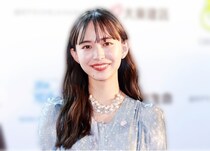 井桁弘恵、バースデーサングラスがかわいすぎる“お誕生日”ショットに　「おめでとう」「素敵な笑顔」の声