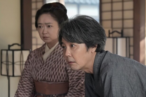 ヘブン(トミー・バストウ)の提案に衝撃を受ける司之介(岡部たかし)とフミ(池脇千鶴)