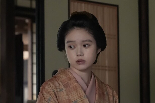 ヘブン(トミー・バストウ)の突然の提案に呆れた表情を見せるトキ(高石あかり)