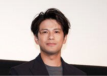 森崎ウィンが見せた“白衣の満面スマイル”＆“知的な決めポーズ”に「また会いたい」の声＜ヤンドク！＞