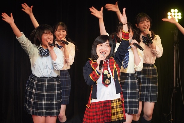 1部の「花は誰のもの？」公演のアンコールに前田敦子に扮して登場したキンタロー。