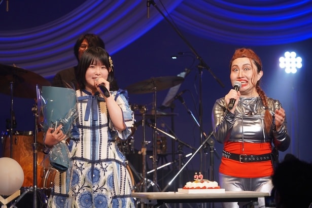 キンタロー。がバースデーケーキでお祝い
