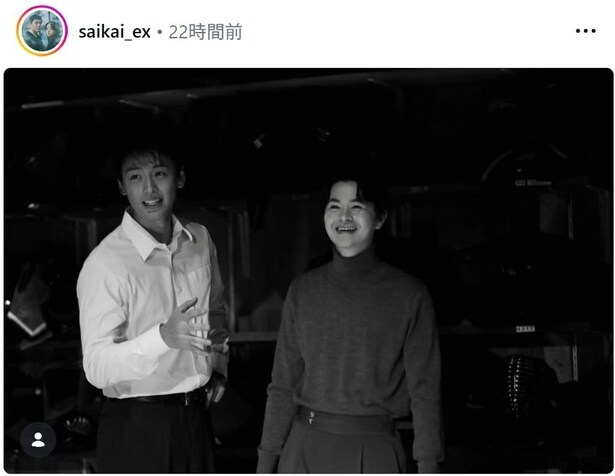 【写真】竹内涼真&瀬戸康史、“素”の笑顔がまぶしいモノクロオフショット