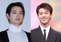 竹内涼真＆瀬戸康史、“監督と相談”笑顔のオフショットに「素の表情がかわいいです！」と反響＜再会〜Silent Truth〜＞