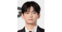 高橋文哉、主人公を務める映画「ブルーロック」制作報告会…サッカーボールに顔を寄せるオフショットに「かっこよすぎてやばい」の声