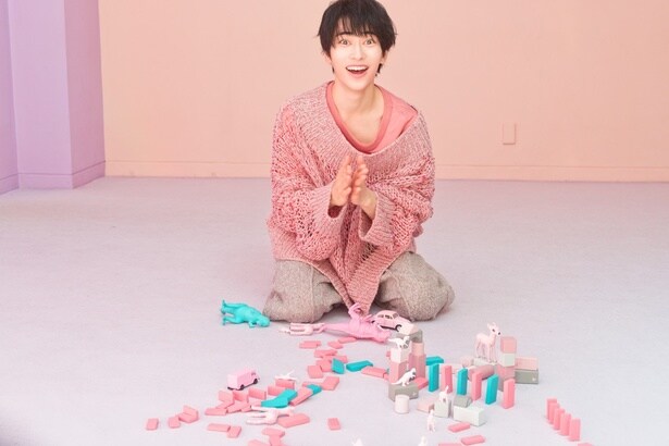 【写真】綺麗にドミノが倒れて嬉しそうなカット他、一人遊びを楽しむ本島の写真全32枚