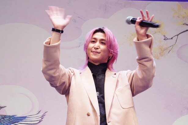 【写真】会場へお手振りする佐久間大介