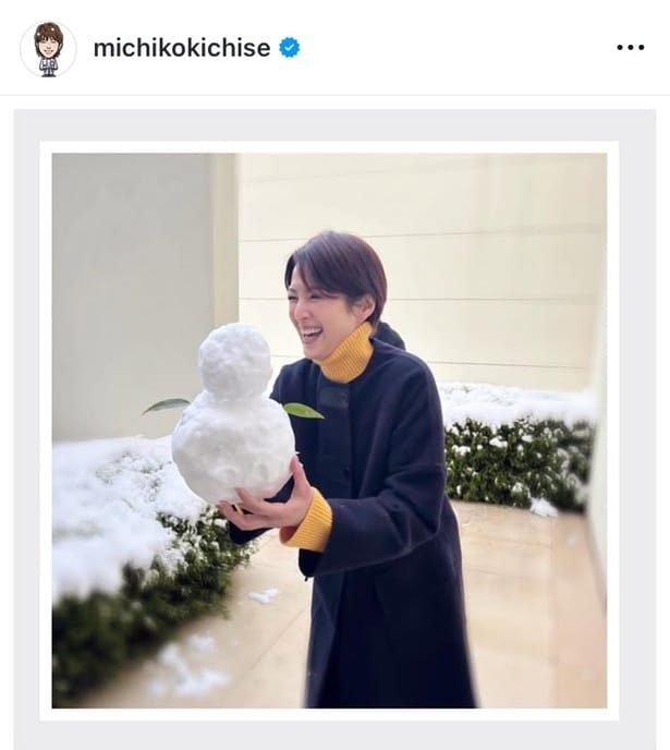 【写真】吉瀬美智子、“雪だるま”を抱えて満面の笑顔