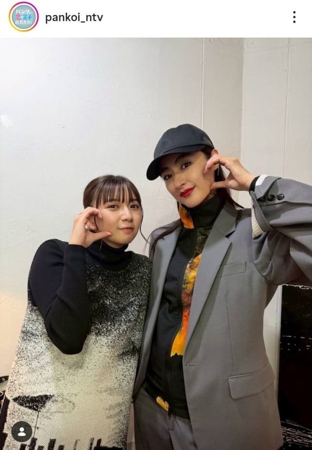 【写真】上白石萌歌&シシド・カフカ、2人でハートを作る仲良しオフショット