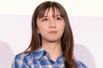 “身長差がカワイイ”…上白石萌歌&シシド・カフカ、2人でハートポーズ作るオフショ公開＜パンダより恋が苦手な私たち＞