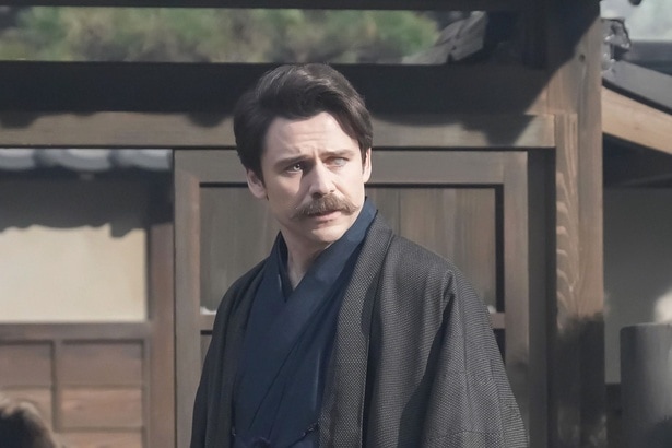＜明日のばけばけ＞トミー・バストウ“ヘブン”はやっと現れた吉沢亮“錦織”の姿に驚く
