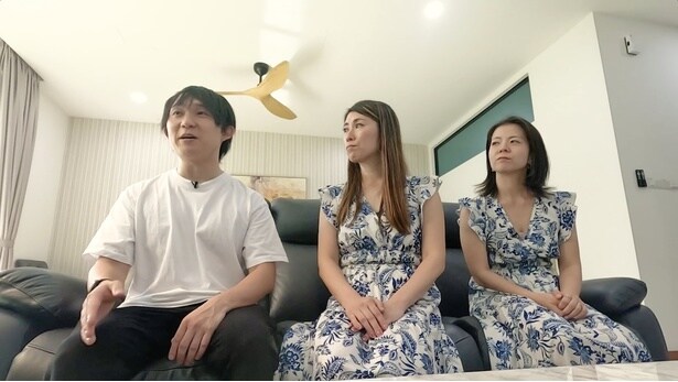 【写真】一夫多妻生活”を送る日本人男性、たかさん(37歳)。第1夫人・えりさん(39歳)、第2夫人・あやさん(43歳)