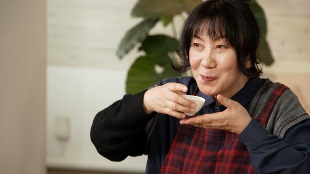 室井滋「女優には向いてなかった」河童の気持ちになれる“きゅうり水割り”などツウな飲み方も披露＜和田明日香とゆる宅飲み＞