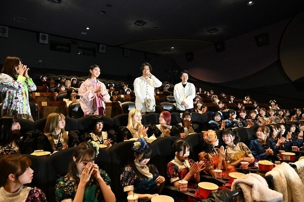 客席には約150人のアイドルが