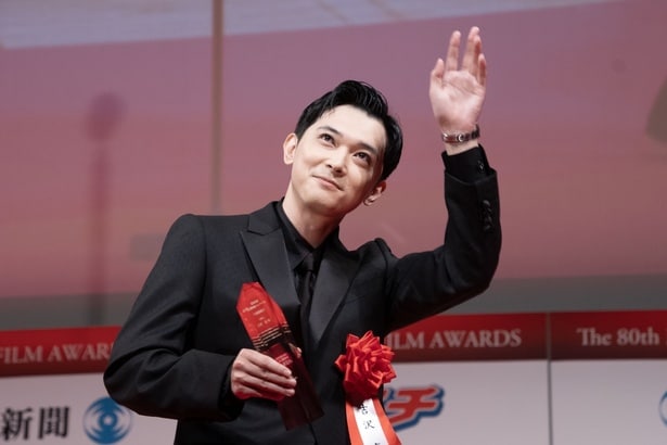 2階席に手を振る吉沢亮