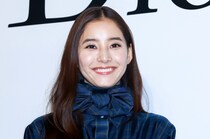 新木優子、チェックのセットアップで登場「お庭がお気に入りです」“ディオール バンブー パビリオン”に感嘆