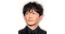 “ファンサの神”…津田健次郎、決め顔披露のオフショに「カメラ目線の津田さんかわいい」＜ラムネモンキー＞