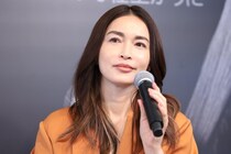 「ピラティス」帰りの余韻もおしゃれ…長谷川京子、“スニーカー”のスポーティーコーデに「素敵」と反響