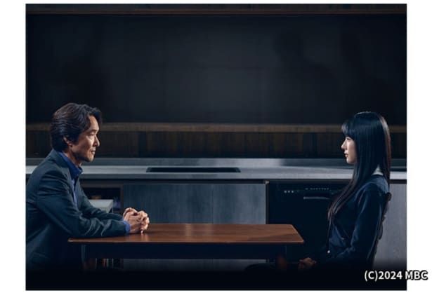 娘は連続殺人犯なのか？潔白を信じたい気持ちと拭えぬ疑念で揺れる心理戦を描く、ハン・ソッキュ主演の“父娘スリラー”＜こんなに親密な裏切り者＞
