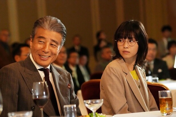 映画スター・南条弘(舘ひろし)とマネージャー・川奈舞(西野七瀬)