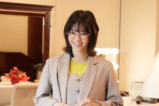 西野七瀬、南条弘(舘ひろし)の“鬼教官マネージャー”を熱演