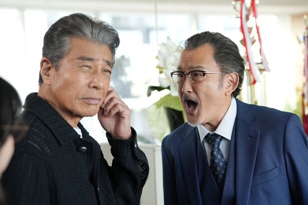 映画スター・南条弘(舘ひろし)は事務所社長・三宅篤(吉田鋼太郎)を振り回す