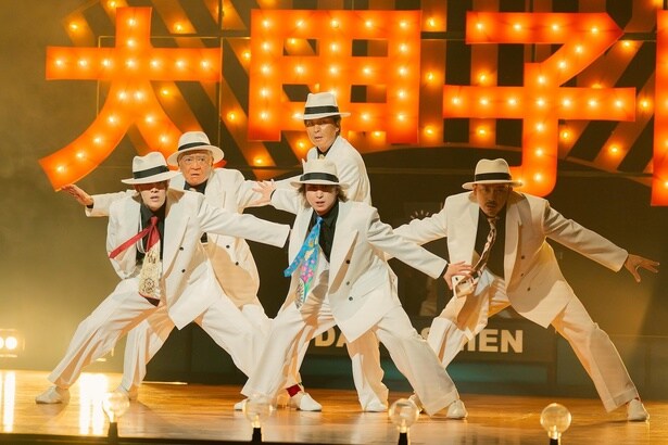 Snow Man佐久間大介、椎名桔平、中本悠太らがムードたっぷり「フライディ・チャイナタウン」にのせてダンスする動画が解禁＜スペシャルズ＞
