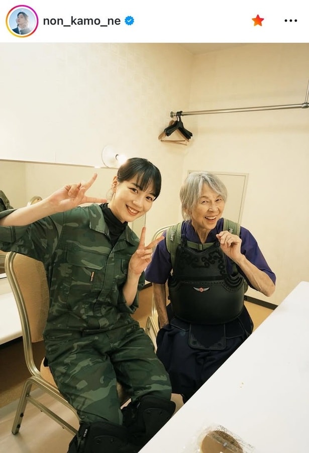 【写真】「100個作って2日で完食」…のん、丘みつ子直伝の水餃子 ダブルピース迷彩姿