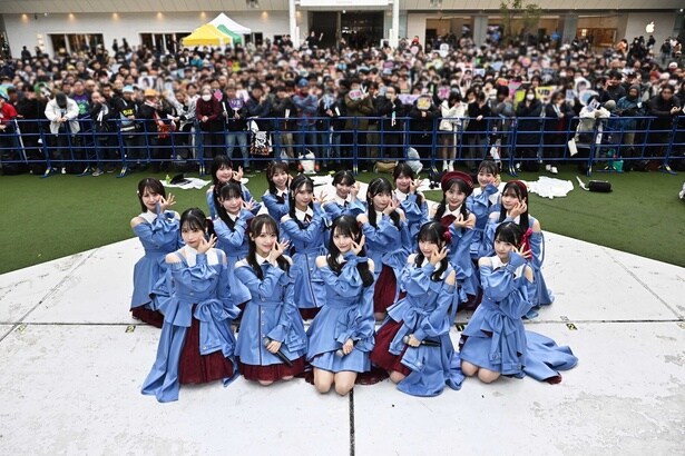 リリースイベントに集まったファンと一緒に