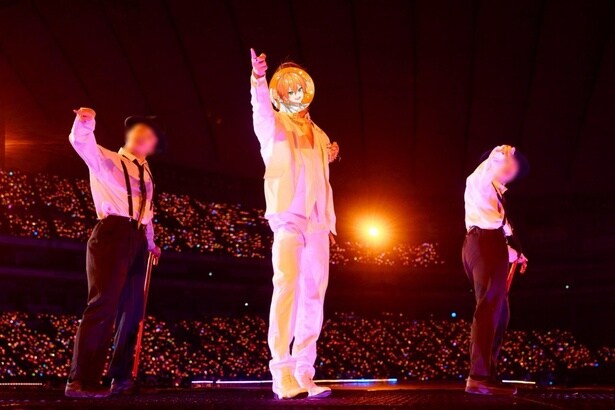 ジェルは、ポーカーテーブルのセットで「ポーカーダンス」をクールにパフォーマンス