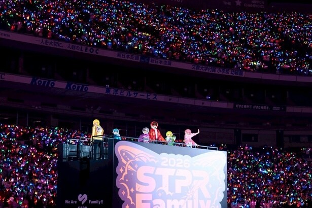 遠くのファンにも手を振るAMPTAK