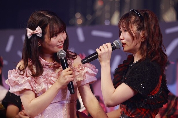 渕上舞と秋吉優花(「HKT48 Valentine Concert ～きみに届けるチョコレート～」より)
