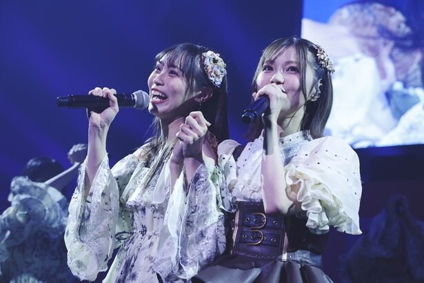 豊永阿紀と地頭江音々(「地頭江音々 卒業コンサート ～愛され天使に駆け込みのI Love You～」より)