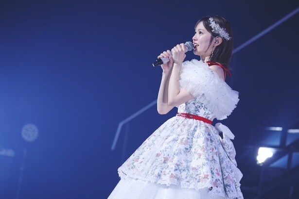花柄の白い卒業ドレスに身を包んだ地頭江音々
