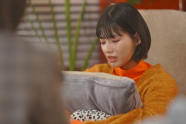 ハル(石井杏奈)は王子(上田竜也)から別れを切り出されて落ち込む