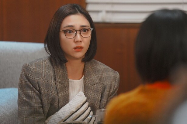 秋菜(山谷花純)はハル(石井杏奈)に自分の恋愛を打ち明ける