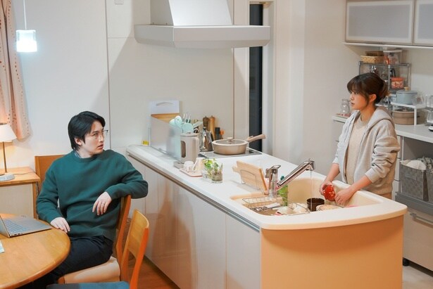 冬実(佐津川愛美)と夫・俊樹(浜中文一)のギスギスした家庭のシーン