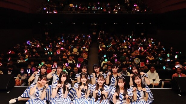 ファンと一緒に記念撮影