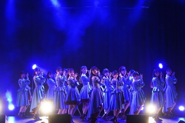 13thシングル「好きすぎて泣く」を披露