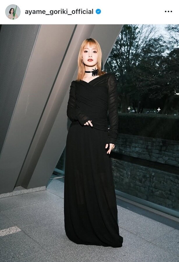 【写真】剛力彩芽、ロング黒ドレスに金髪×チョーカーで“美デコルテ”輝く姿