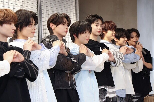 12人全員で“連結ハート”を完成させたNAZEとTORINNER