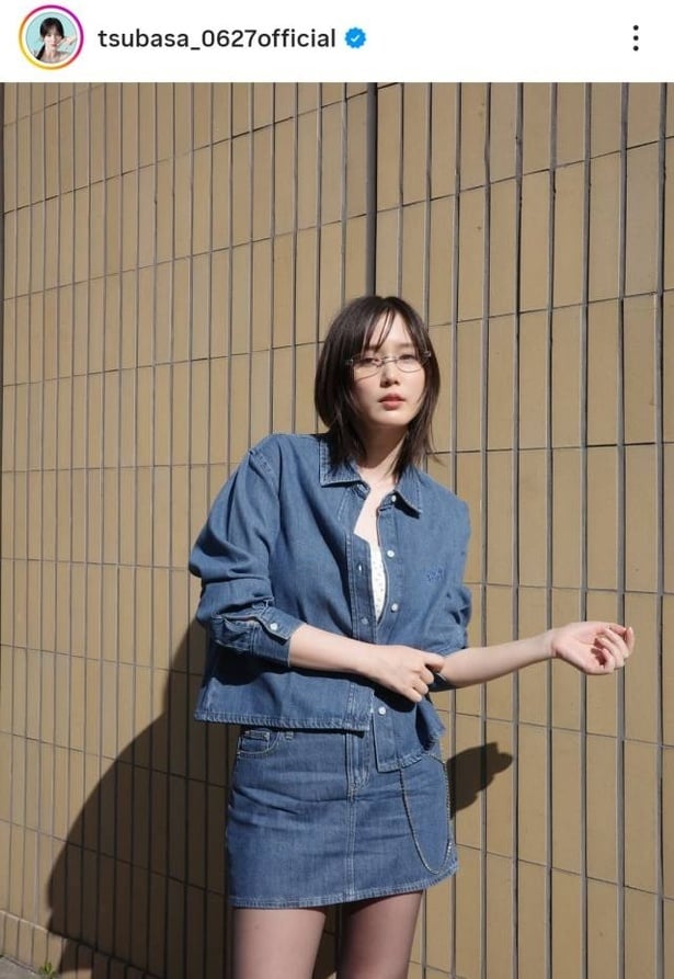 【写真】本田翼、メガネにミニスカ姿がかわいい上下デニムショット