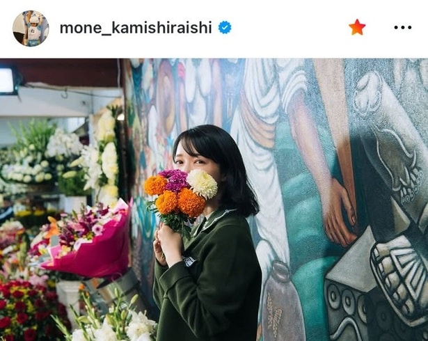 【写真】花束が似合いすぎる…上白石萌音、“つぶらな瞳”で見つめるグリーンコーデ姿