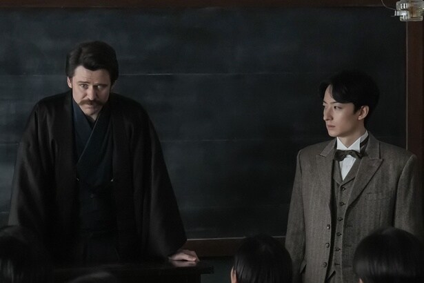 ヘブン(トミー・バストウ)は生徒たちに離任を告げる