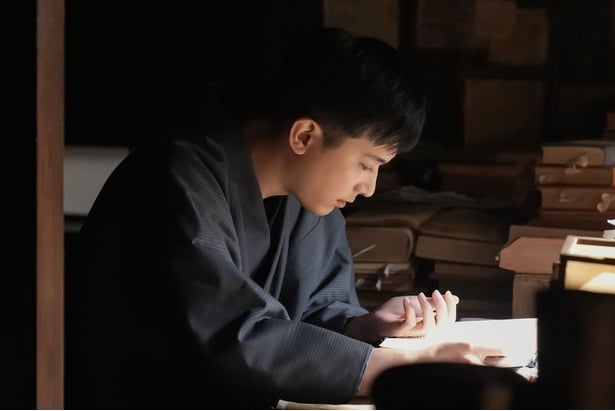 錦織(吉沢亮)の手には鮮血が…儚くも美しい横顔