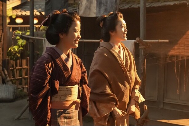 トキ(高石あかり)とサワ(円井わん)は笑顔で別れを惜しむ