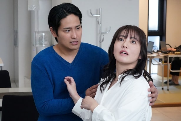 錯乱状態の絵里香(磯山さやか)を夫・英二(桐山照史)が支える