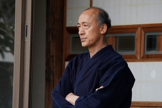 美羽(瀧本美織)の父・明人(酒向芳)は優香(畠桜子)に剣道の指導を行う