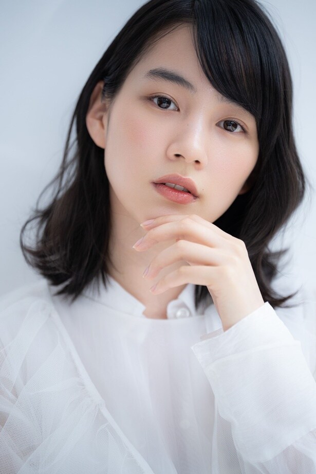 のんはカウンセラーとして働きながら兄を支える妹・希役を演じる
